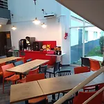 Hotel F1 *