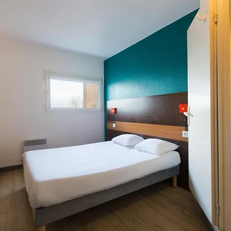 Hotel F1 Maurepas 4*