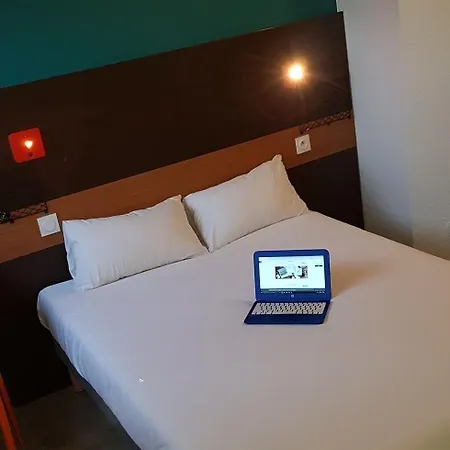 F1 Hotel