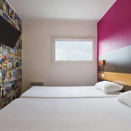 F1 Hotel