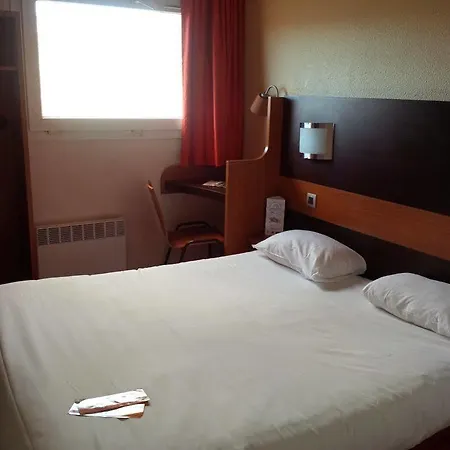 Hotel F1 Maurepas 4*