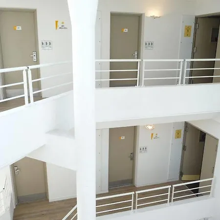 Hotel F1 Maurepas 4*