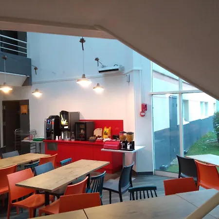 Hotel F1 Maurepas 4*