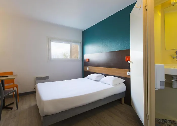 F1 Hotel *