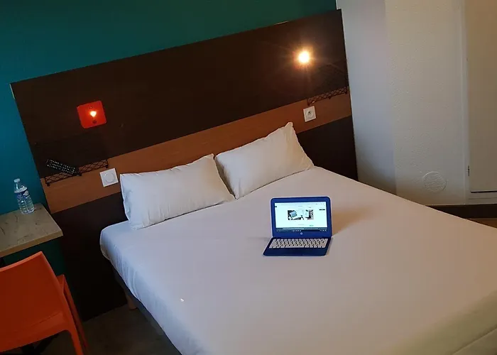 F1 Hotel