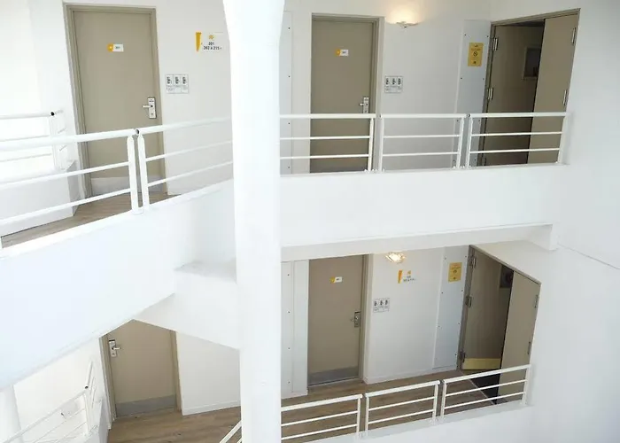 Otel F1 *